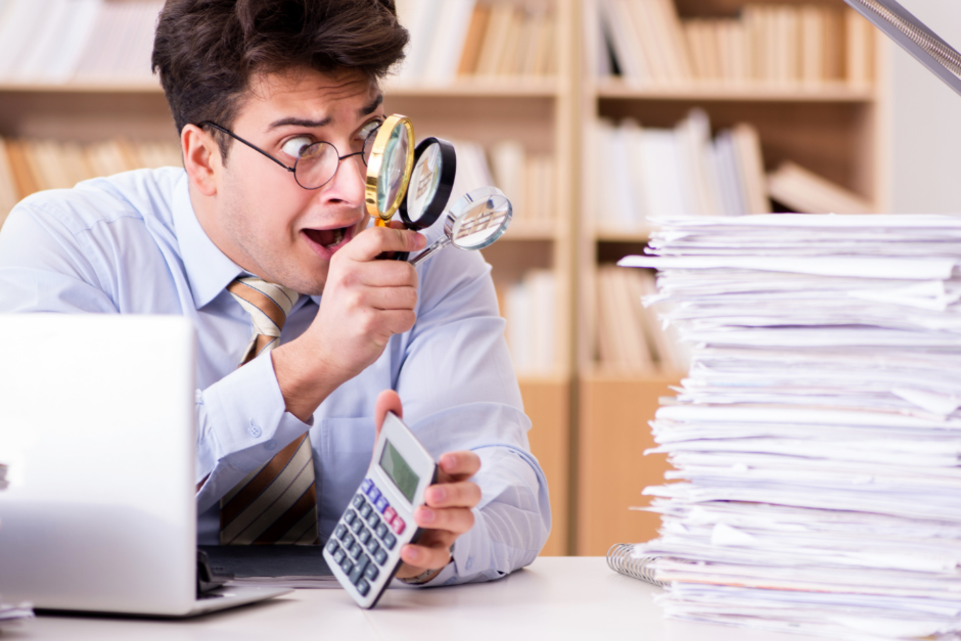 La contabilidad es un aspecto crucial en la gestión de cualquier empresa, pero especialmente en el caso de las pequeñas empresas, donde cada decisión puede tener un impacto significativo en la salud financiera del negocio. A continuación, te presentamos una lista de errores comunes en la contabilidad de pequeñas empresas y consejos prácticos para evitarlos. 1. No Separar las Finanzas Personales de las Empresariales Error: Confundir las finanzas personales con las de la empresa puede llevar a un seguimiento inexacto de los ingresos y gastos, lo cual dificulta la planificación financiera y fiscal. Cómo evitarlo: Abre cuentas bancarias separadas para la empresa y mantén un registro meticuloso de todas las transacciones comerciales. 2. Descuidar la Actualización de Registros Financieros Error: Descuidar la actualización de registros financieros puede llevar a errores en el cálculo de impuestos, seguimiento de facturas y proyección de ingresos. Cómo evitarlo: Establece un calendario para la revisión y actualización regular de los registros contables. Considera el uso de software de contabilidad para automatizar este proceso. 3. No Considerar los Pagos Menores Error: Ignorar los gastos menores puede llevar a una infravaloración de los costos y a un cálculo incorrecto de los márgenes de beneficio. Cómo evitarlo: Guarda todos los recibos y facturas, sin importar cuán pequeños sean, y asegúrate de registrarlos en tu sistema contable. 4. No Planificar para los Impuestos Error: La falta de planificación fiscal puede resultar en cargas imprevistas y problemas con las autoridades fiscales. Cómo evitarlo: Consulta con un asesor fiscal para desarrollar una estrategia de planificación fiscal. Establece un fondo de reserva para cubrir tus obligaciones tributarias. 5. Hacerlo Todo por Ti Mismo Error: Tratar de manejar todos los aspectos contables por ti mismo puede llevar a errores y desviar tu atención de otras áreas críticas del negocio. Cómo evitarlo: Contrata a un asesor contable o utiliza servicios de contabilidad en línea para asegurarte de que tu contabilidad se maneje de forma profesional. 6. No Revisar los Informes Contables Error: La falta de revisión de los informes contables puede llevar a la toma de decisiones empresariales basadas en información incorrecta o desactualizada. Cómo evitarlo: Haz un hábito de revisar regularmente los informes financieros y busca inconsistencias o anomalías que requieran atención. 7. Ignorar el Flujo de Efectivo Error: Falta de seguimiento y gestión del flujo de efectivo puede llevar a problemas de liquidez que afectan la operación diaria del negocio. Cómo evitarlo: Mantén un registro detallado de todas las entradas y salidas de efectivo y elabora proyecciones de flujo de efectivo para planificar con anticipación. Conclusión La contabilidad precisa es fundamental para el éxito a largo plazo de tu pequeña empresa. Evitar estos errores comunes y seguir buenas prácticas contables no solo te ayudará a mantener tu negocio en orden, sino que también te permitirá tomar decisiones informadas que contribuyan al crecimiento y la rentabilidad de tu empresa. No subestimes la importancia de una contabilidad sólida y considera buscar el apoyo de profesionales cuando sea necesario.